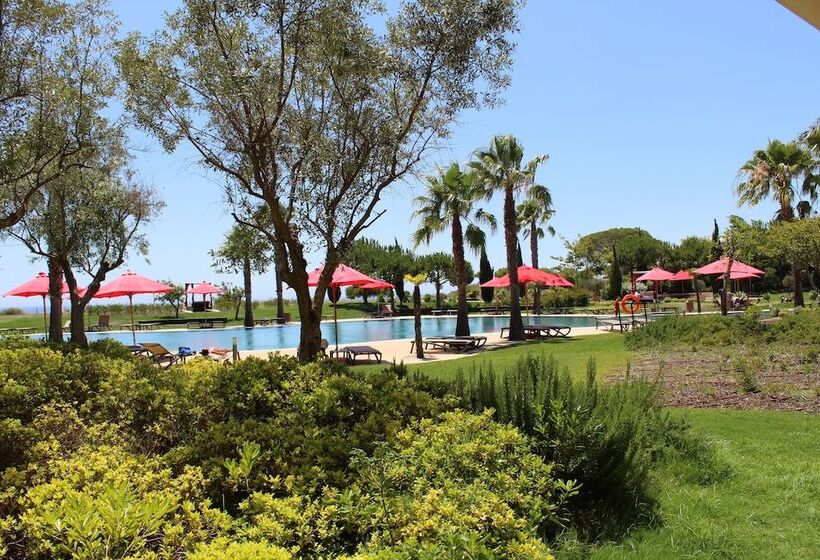 اتاق استاندارد با چشم‌انداز استخر, Cascade Wellness Resort