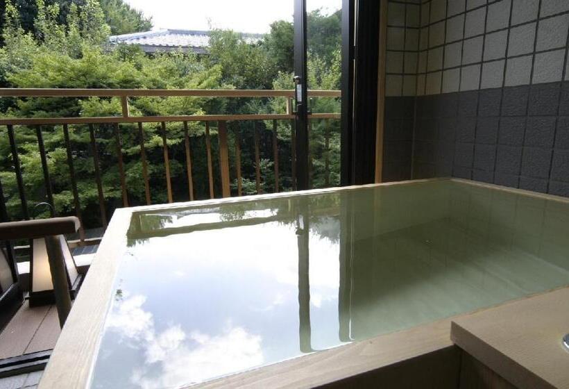 اتاق استاندارد چهار تخته, Kasuga