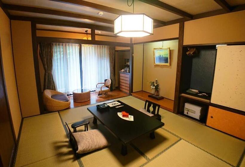 اتاق استاندارد چهار تخته, Kasuga