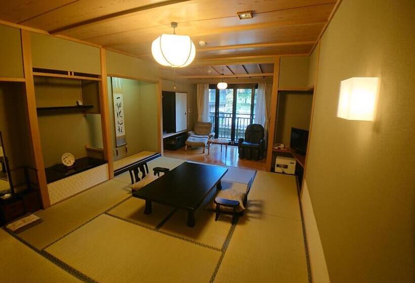 اتاق استاندارد چهار تخته, Kasuga