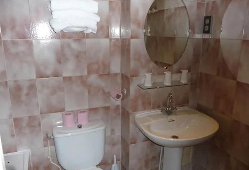غرفة قياسية ثلاثية, Nouvel Hotel Paris 18
