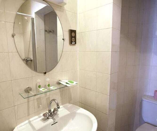 غرفة قياسية ثلاثية, Nouvel Hotel Paris 18