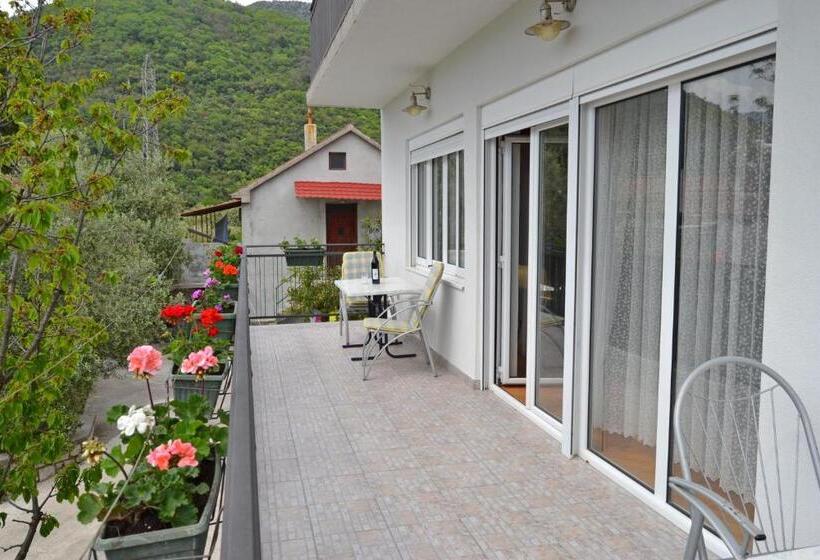 اتاق استاندارد با چشم‌انداز کوهستان, Tivat Apartments