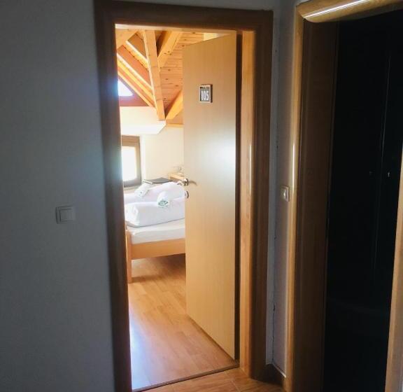 اتاق استاندارد چهار تخته, Omladinski Hotel Rostovo