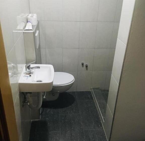 اتاق ساده سه‌ نفره, Omladinski Hotel Rostovo