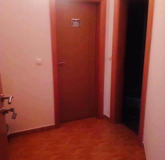 اتاق ساده سه‌ نفره, Omladinski Hotel Rostovo