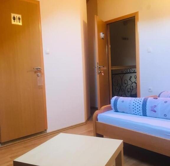 اتاق ساده سه‌ نفره, Omladinski Hotel Rostovo