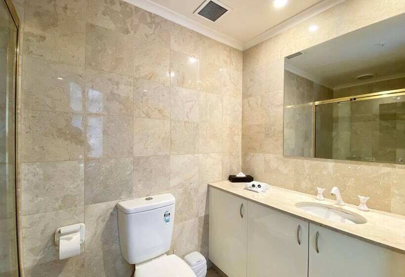 Superior 3-bedroom flat with a view, Milson Serviced Apartments