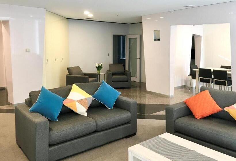 Superior 3-bedroom flat with a view, Milson Serviced Apartments