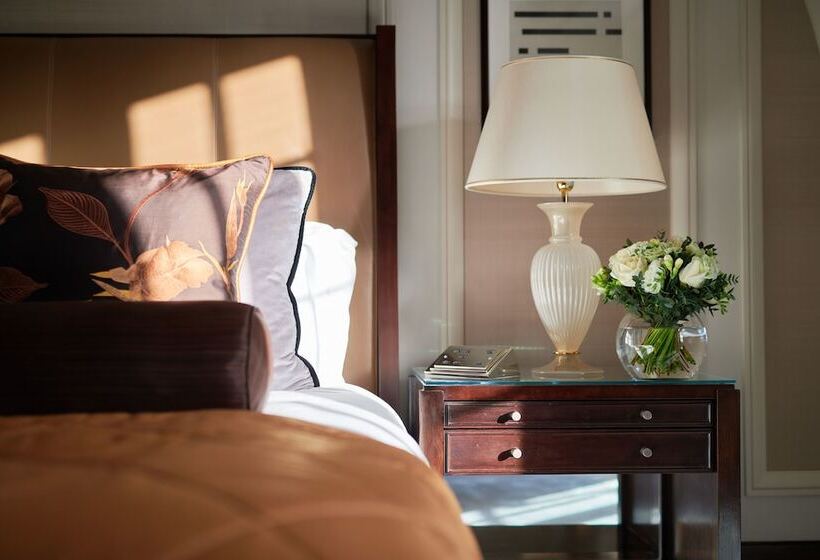 Люкс, Corinthia  London