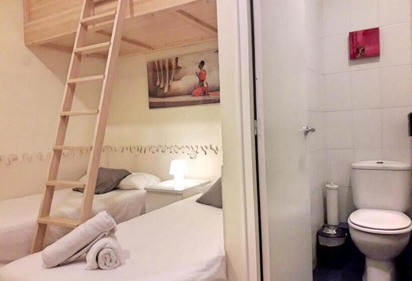 اتاق استاندارد سه تخته با سرویس بهداشتی مشترک, Itaca Hostel