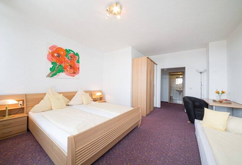 Номер Стандарт Трехместный, Europa Hotel Garni Free Parking