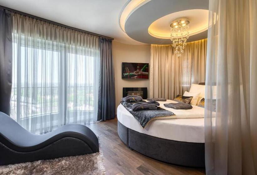 سوئیت با وان آب گرم, Love And Dream élményvilla