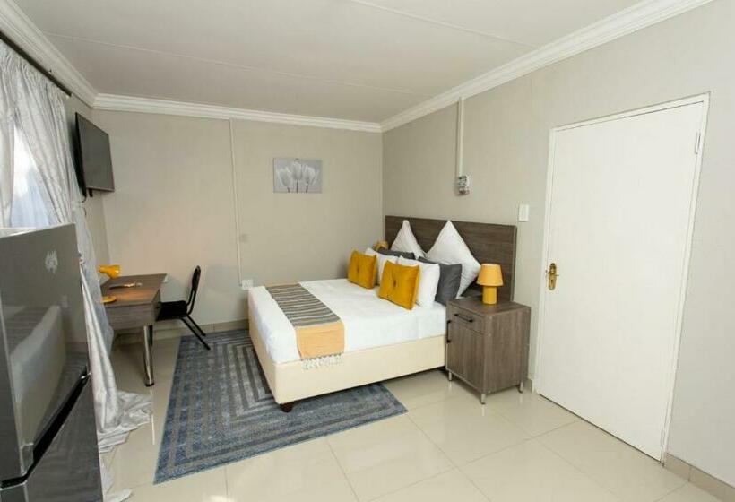 Quarto Estandar, The Hide On Claremont
