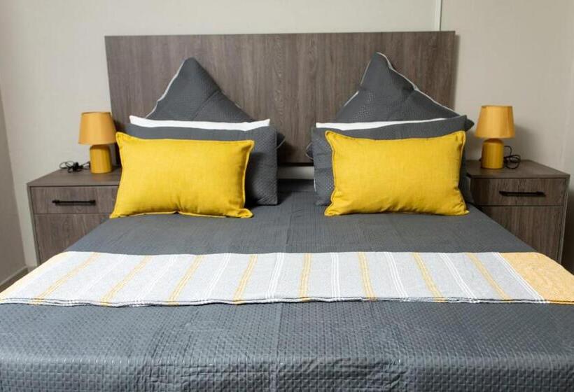 Quarto Deluxe, The Hide On Claremont