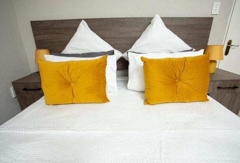 Quarto Estandar, The Hide On Claremont