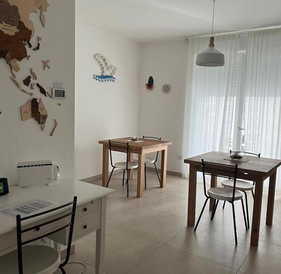Quarto Triplo Estandar, Le Rondini House