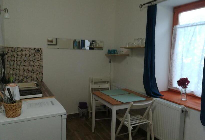 低层单卧公寓, Négy Tücsök Vendégház