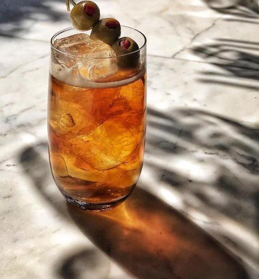 Quarto Deluxe, A For Athens
