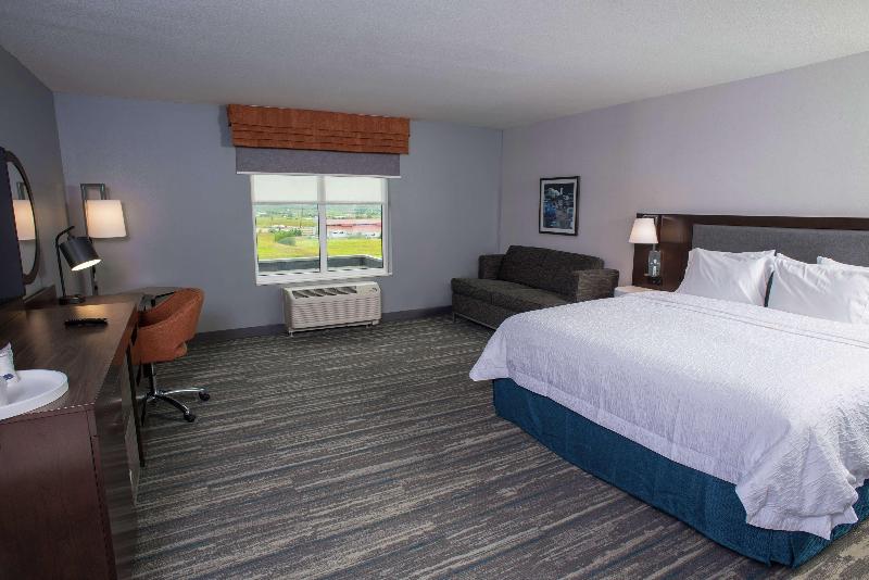 带大床的标准间, Marriott Montreal Airport In Terminal