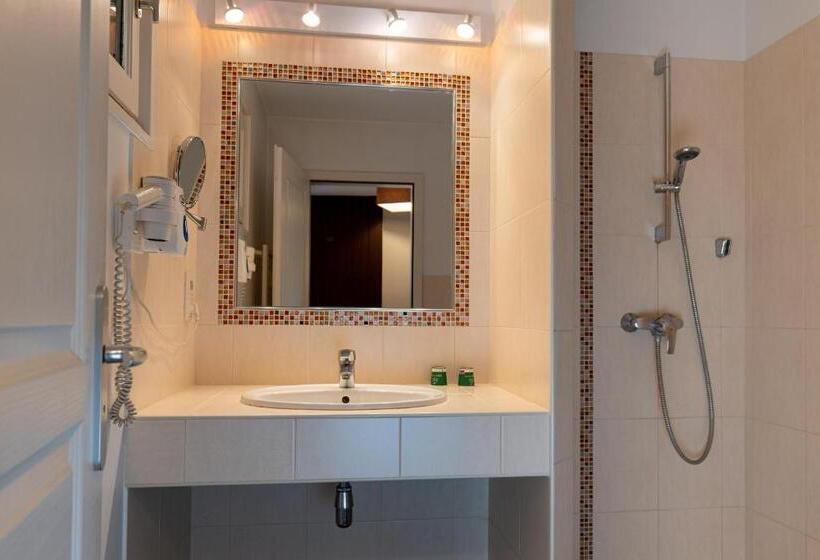 Standard Triple Room with Terrace, Village Motel