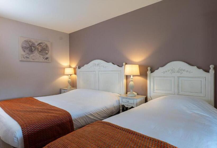 Standard Triple Room with Terrace, Village Motel