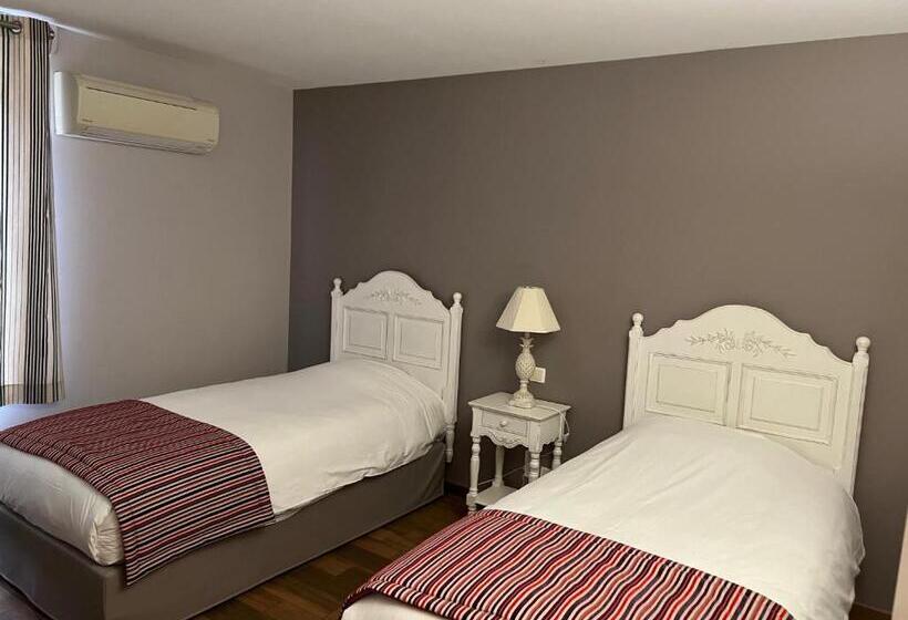 سوییت خانوادگی, Village Motel