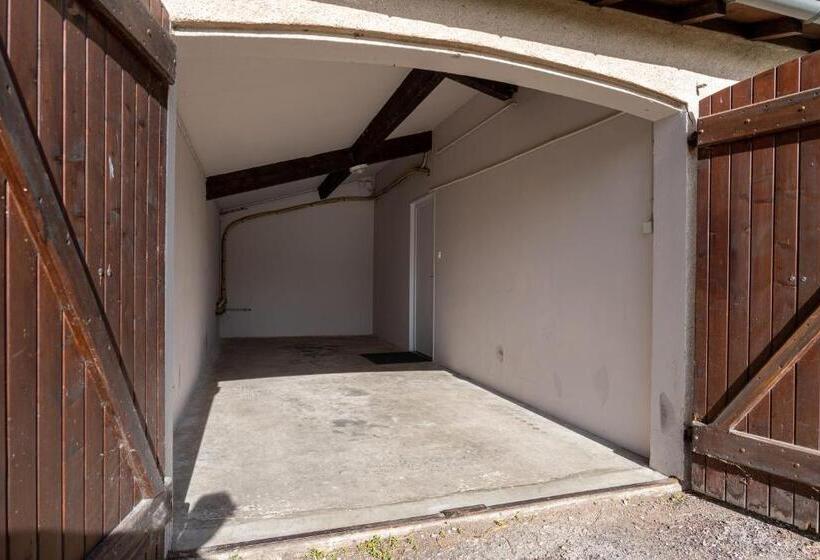 اتاق استاندارد با چشم‌انداز باغ, Village Motel