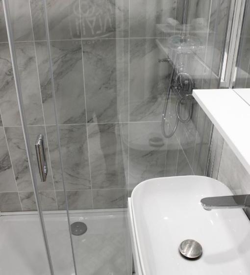 اتاق لوکس با بالکن, Luxury City Center Apartment – Romana