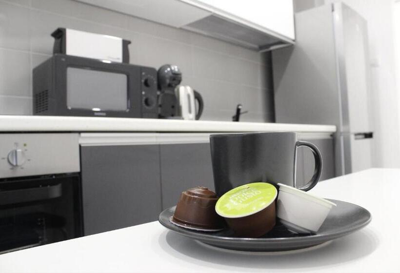 اتاق لوکس با بالکن, Luxury City Center Apartment – Romana