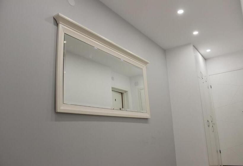 اتاق لوکس با تخت بزرگ, Luxury City Center Apartment – Romana