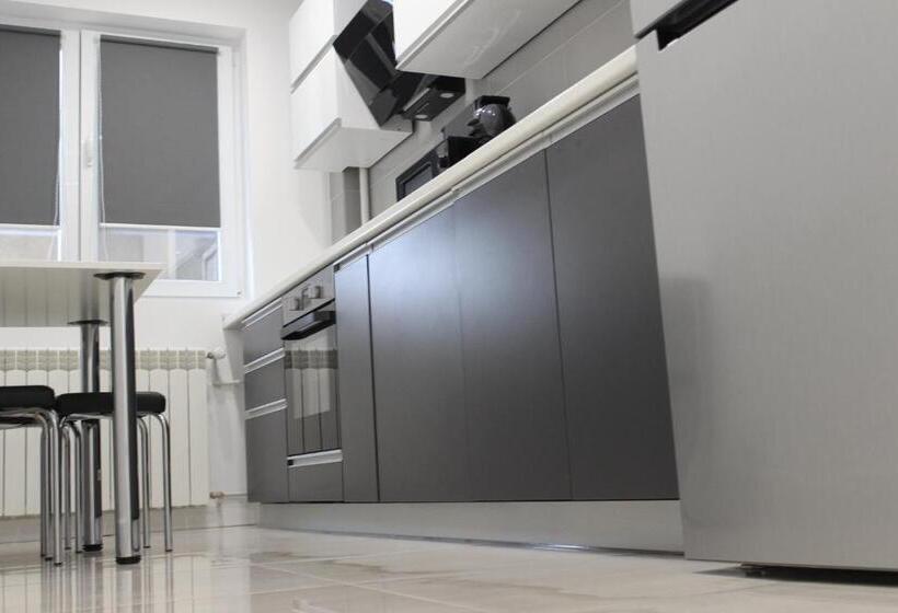 اتاق لوکس با تخت بزرگ, Luxury City Center Apartment – Romana