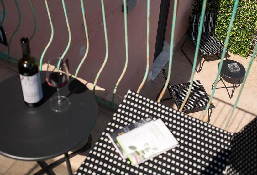 اتاق لوکس, Red House Accomodation Potenza Picena