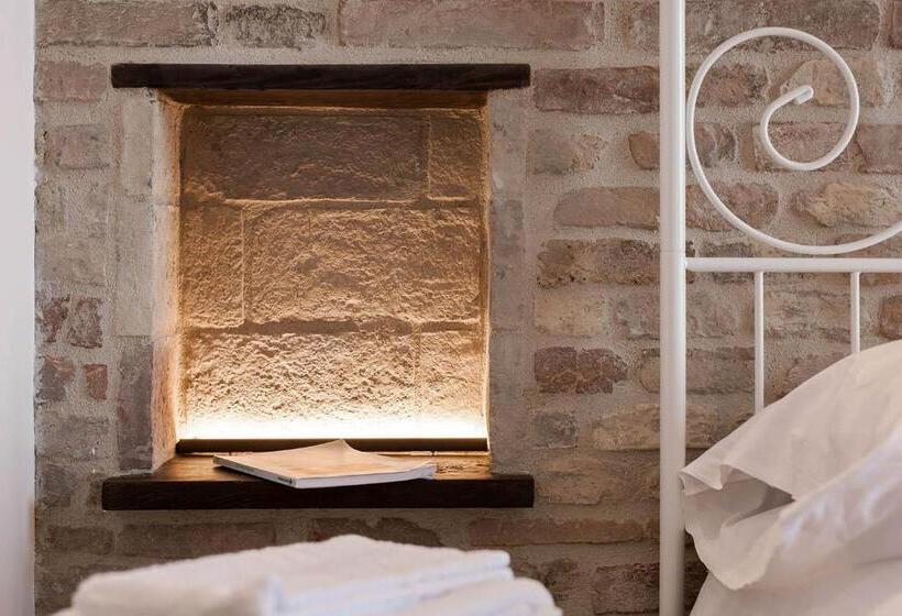 اتاق لوکس, Red House Accomodation Potenza Picena
