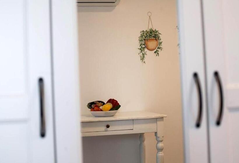 اتاق لوکس, Red House Accomodation Potenza Picena