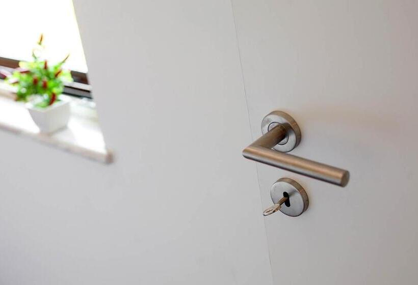اتاق استاندارد با سرویس بهداشتی مشترک, Red House Accomodation Potenza Picena