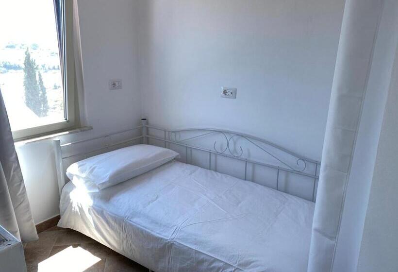 اتاق لوکس, Red House Accomodation Potenza Picena