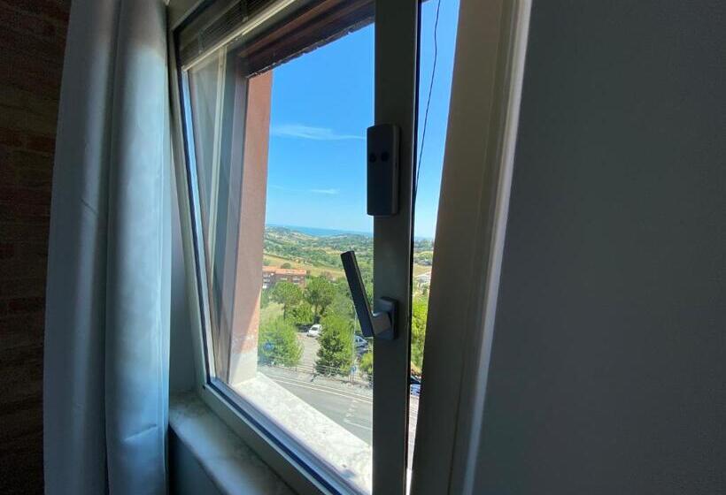 اتاق استاندارد با سرویس بهداشتی مشترک, Red House Accomodation Potenza Picena
