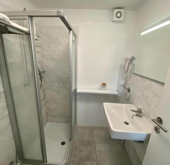 اتاق استاندارد با تخت بزرگ, Red House Accomodation Potenza Picena
