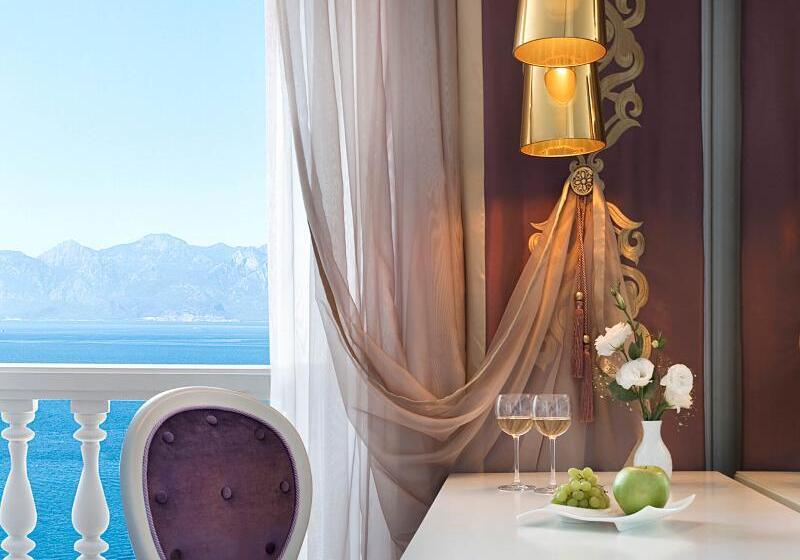 اتاق لوکس با چشم‌انداز دریا, La Boutique Hotel & Suites