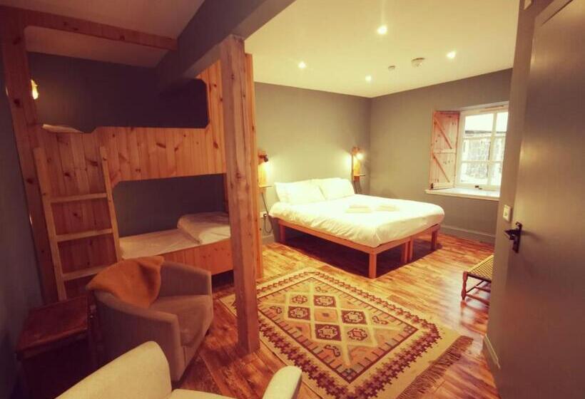 اتاق استاندارد چهار تخته, Comrie Croft