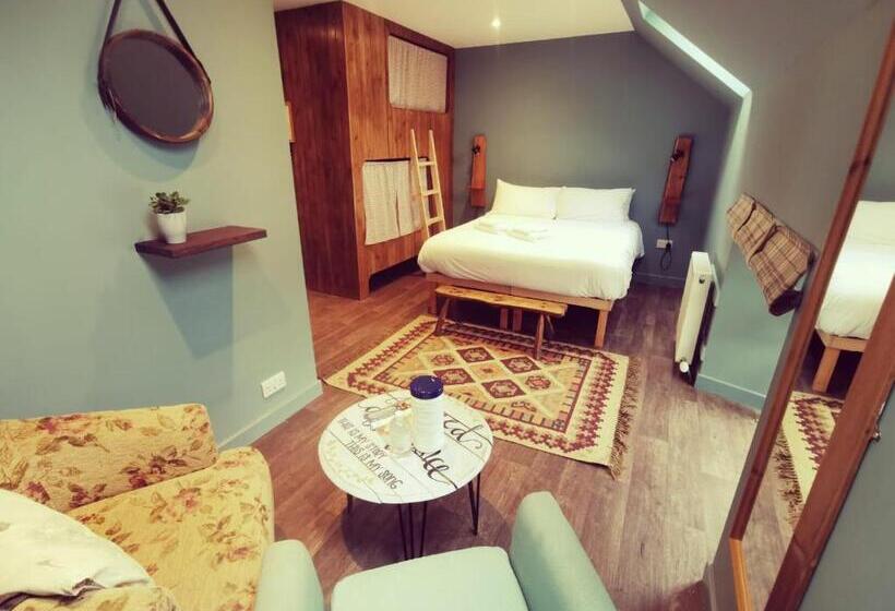 اتاق استاندارد چهار تخته, Comrie Croft