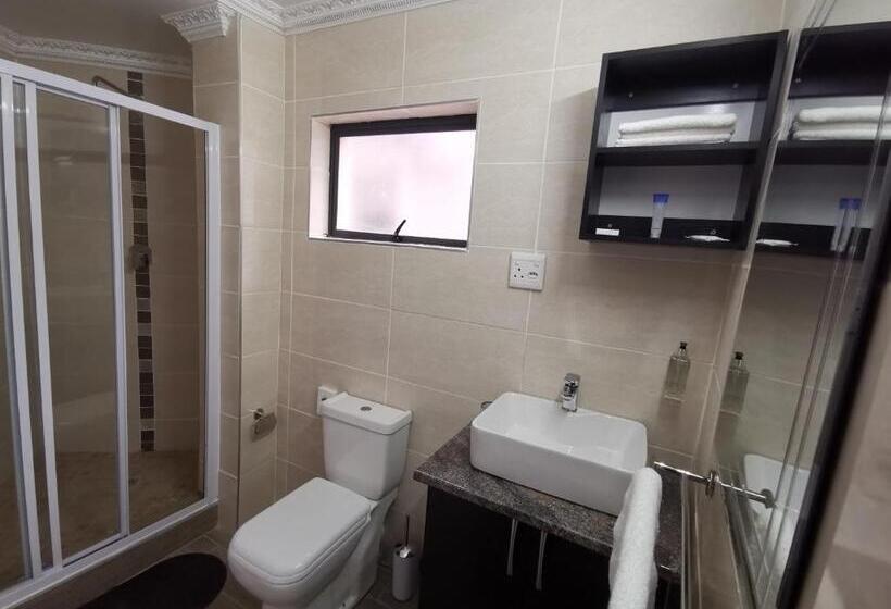 스위트 킹사이즈 침대, Lucolo Palace B&b   East London