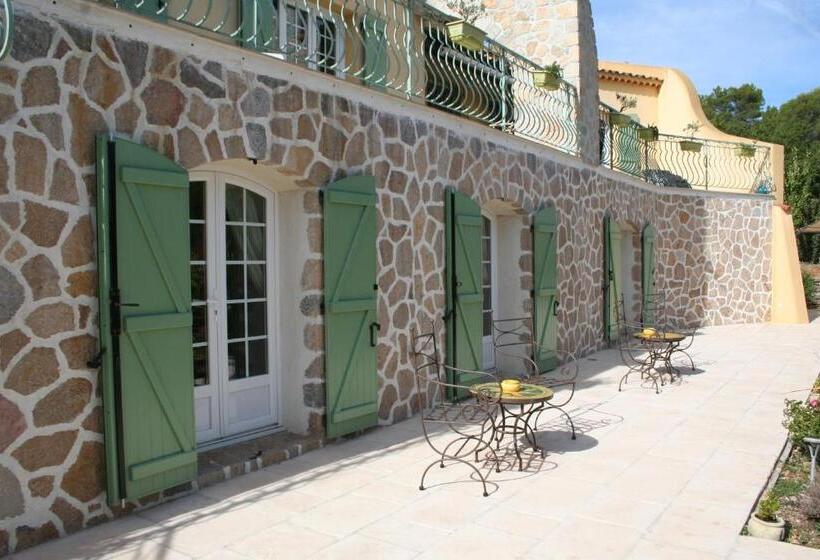 Номер Стандарт Вид на Бассейн, Le Mas Des Tarentes Chambres D Hôtes