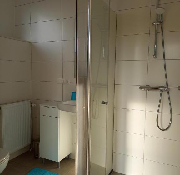 اتاق لوکس با تخت بزرگ, Room By The Sea