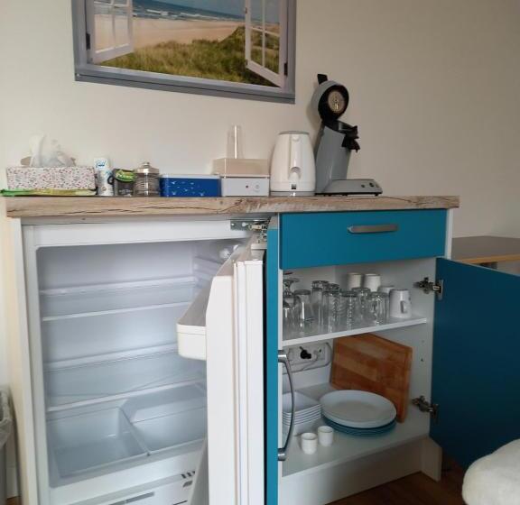 اتاق لوکس با تخت بزرگ, Room By The Sea