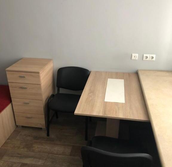 اتاق سه‌نفرۀ استاندارد با سرویس بهداشتی بیرون از اتاق, Hostel Laurita