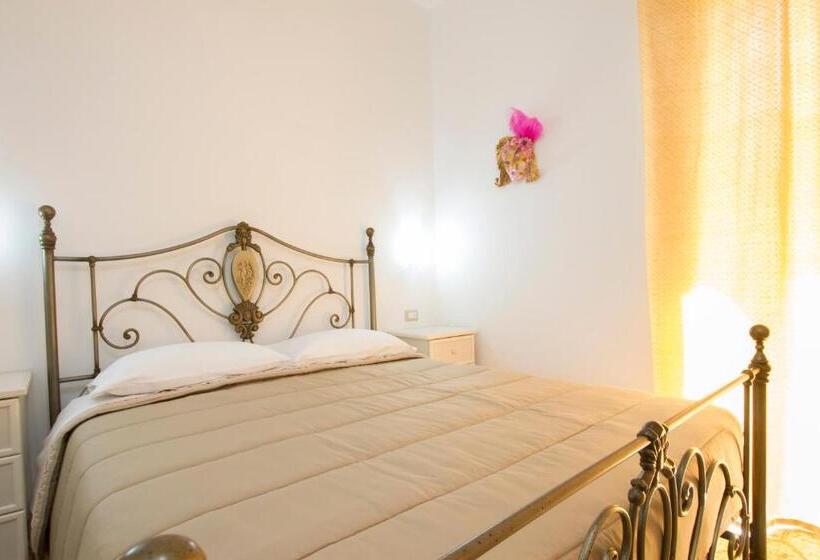 اتاق استاندارد سه نفره, Le Maschere B&b