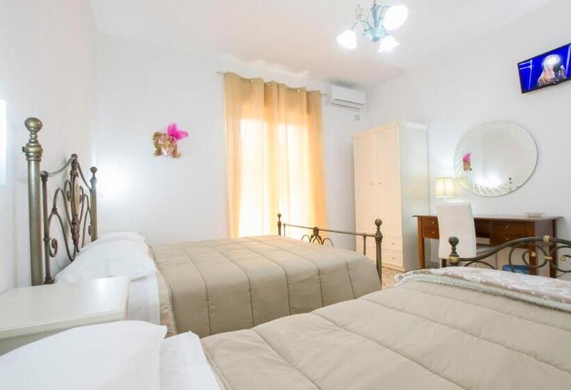اتاق استاندارد سه نفره, Le Maschere B&b