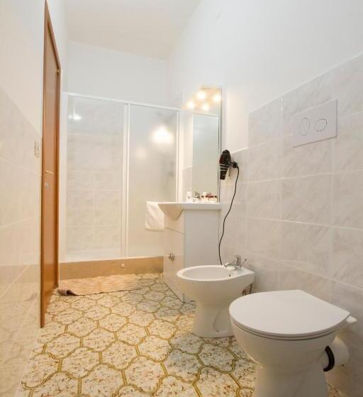 اتاق استاندارد سه تخته با بالکن, Le Maschere B&b